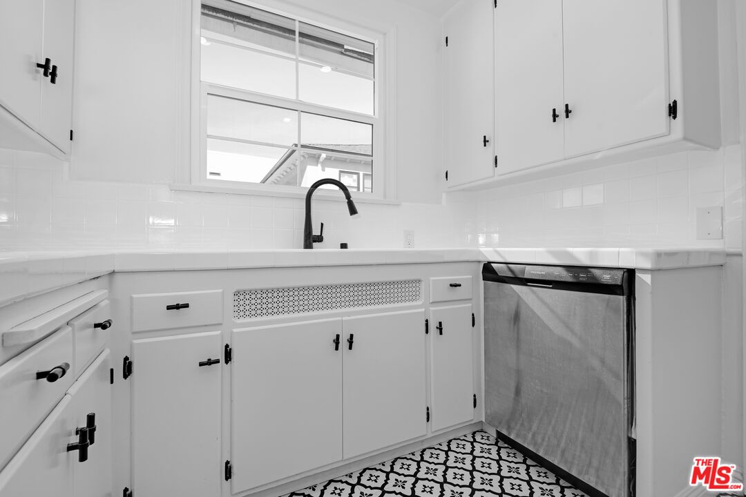 Beverly Hills Condo: 410 3/4 Shirley Place