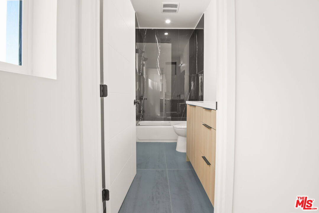 Los Angeles Condo: 1709 Burnside Avenue