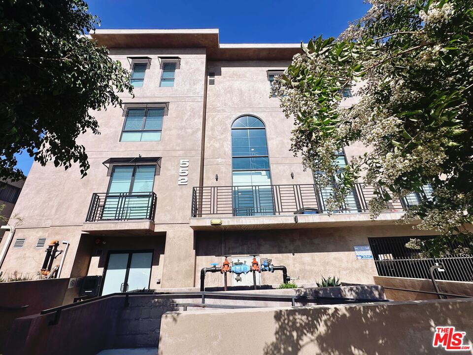 Los Angeles Condo: 552 North Hobart Boulevard