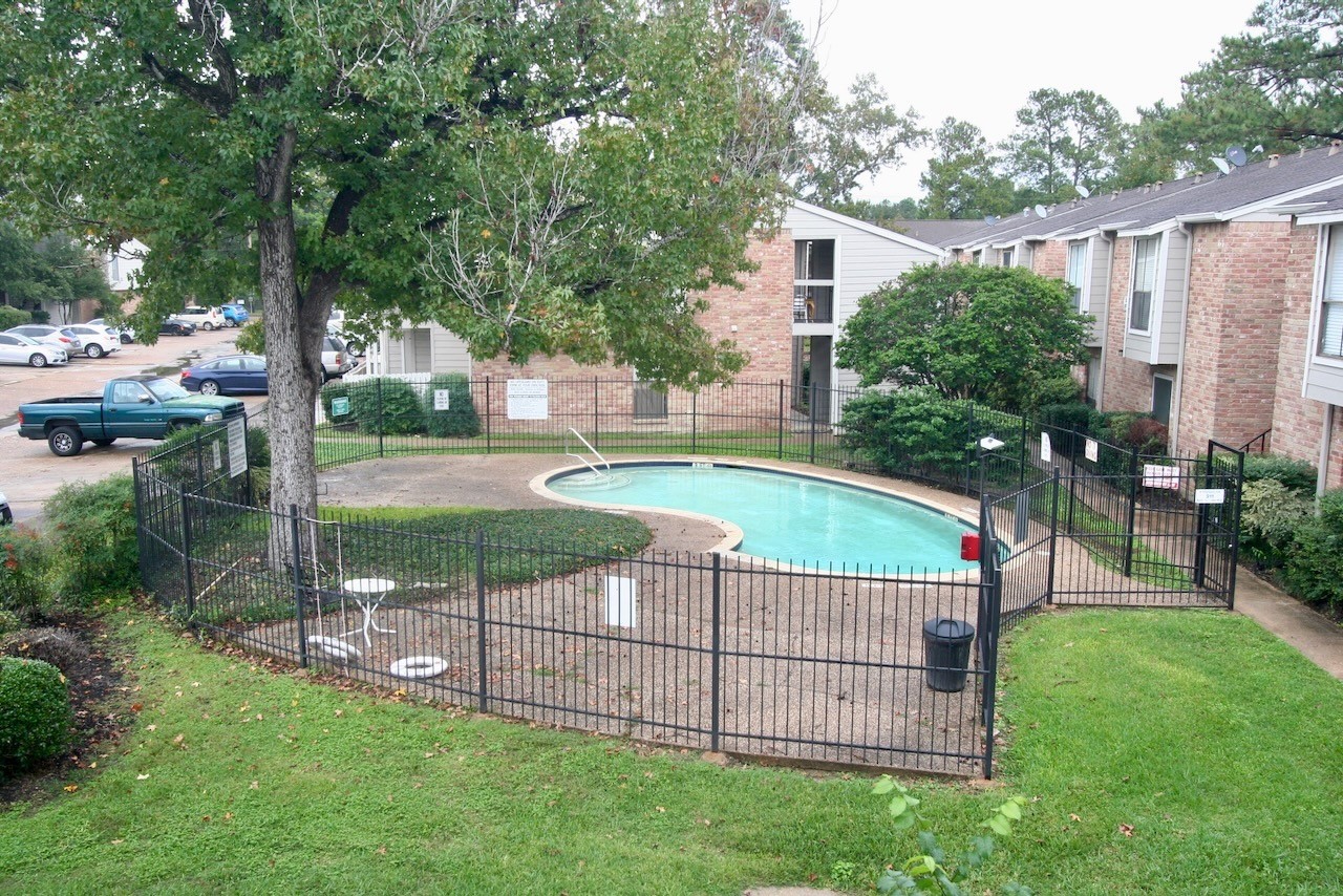 Houston Condo: 17331 Red Oak Drive