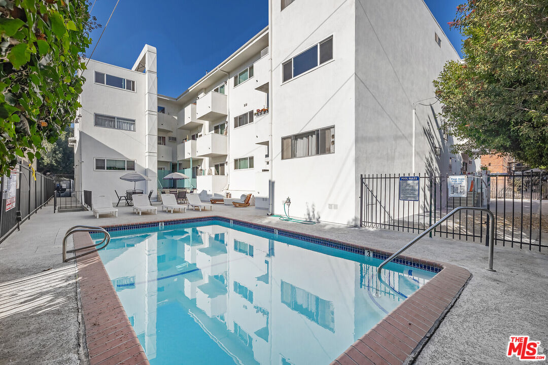 Los Angeles Condo: 114 South Gramercy Place