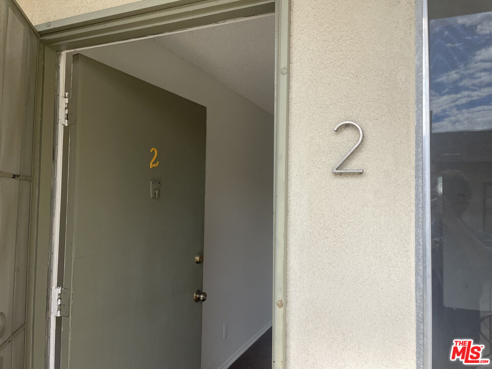 Los Angeles Condo: 1150 North Commonwealth Avenue