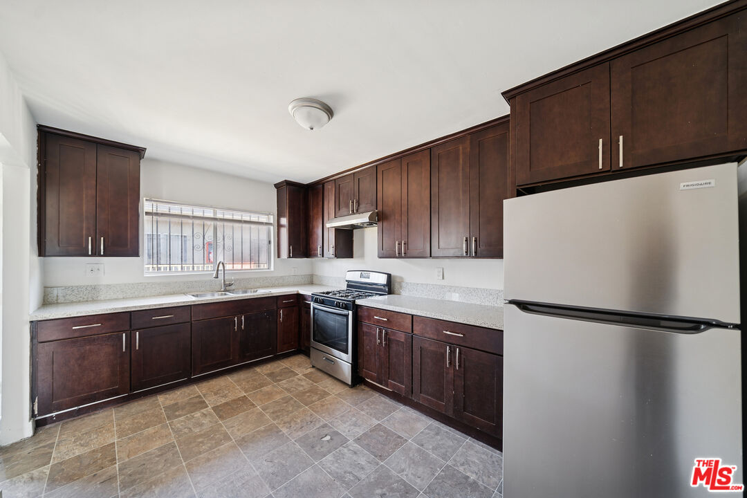 Los Angeles Condo: 5380 Romaine Street