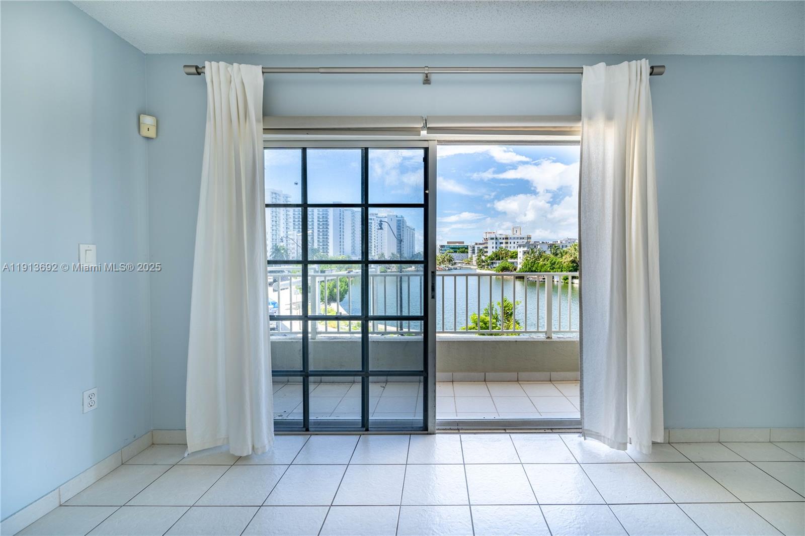 Miami Beach Condo: 2600 Collins Avenue