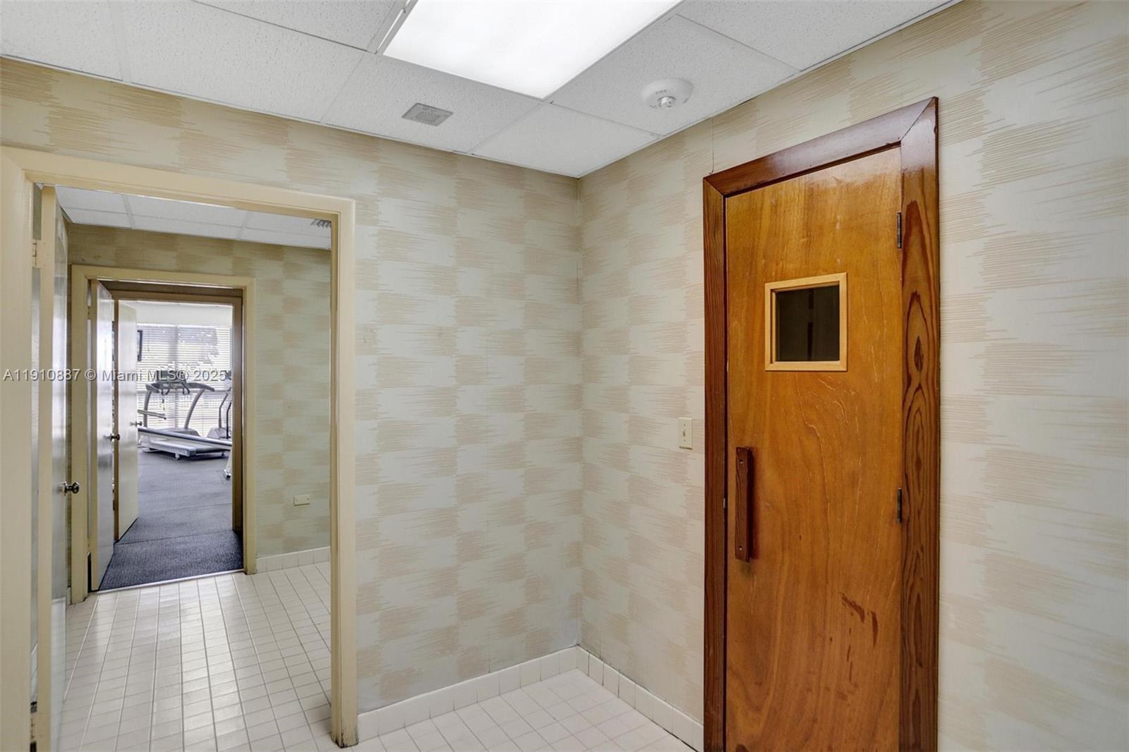 Miami Beach Condo: 2555 Collins Avenue