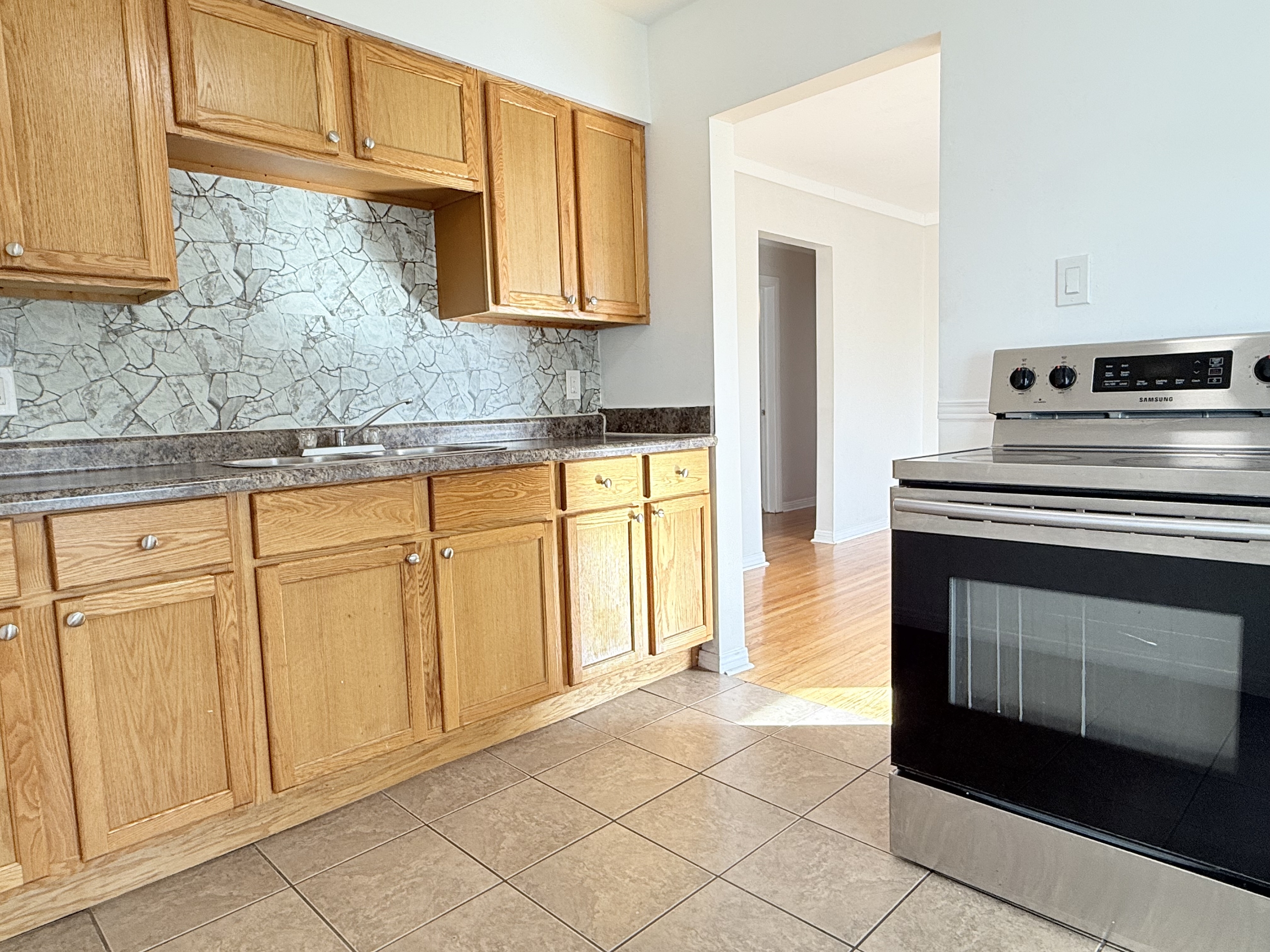 Windsor Condo: 106 Shepherd St E