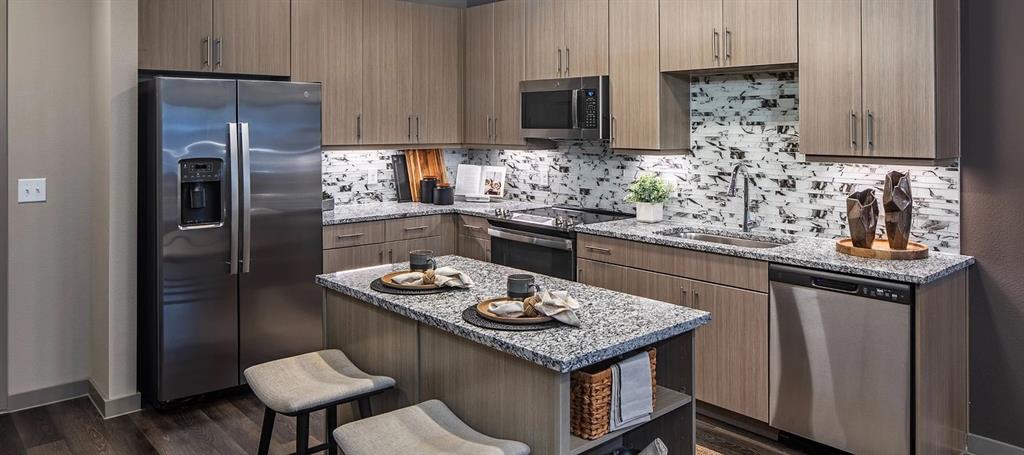 Irving Condo: 880 Lake Carolyn Parkway