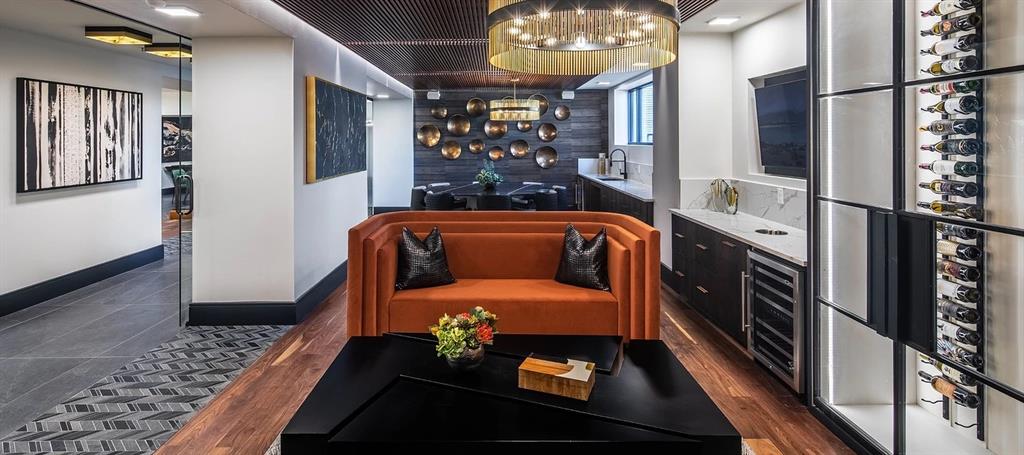 Irving Condo: 880 Lake Carolyn Parkway