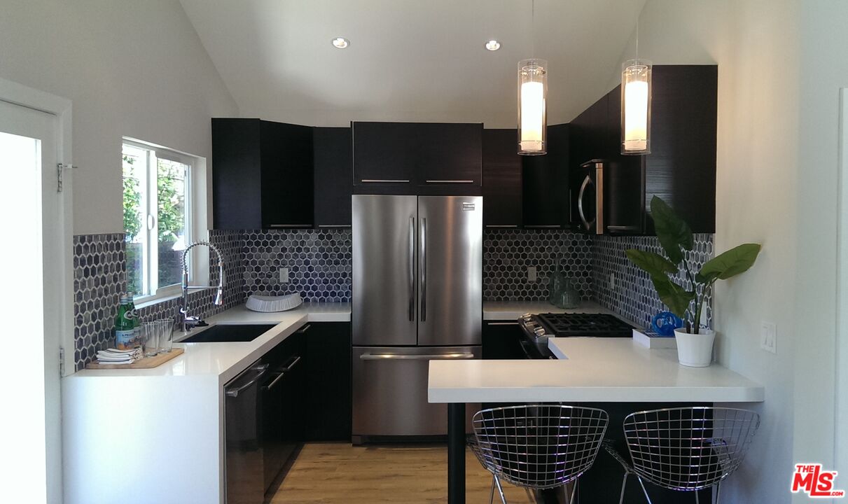 Venice Condo: 559 Vernon Avenue