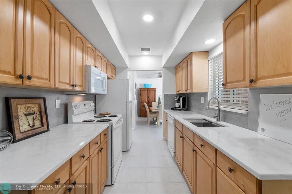 Pompano Beach Condo: 2270 Southeast 5th Street