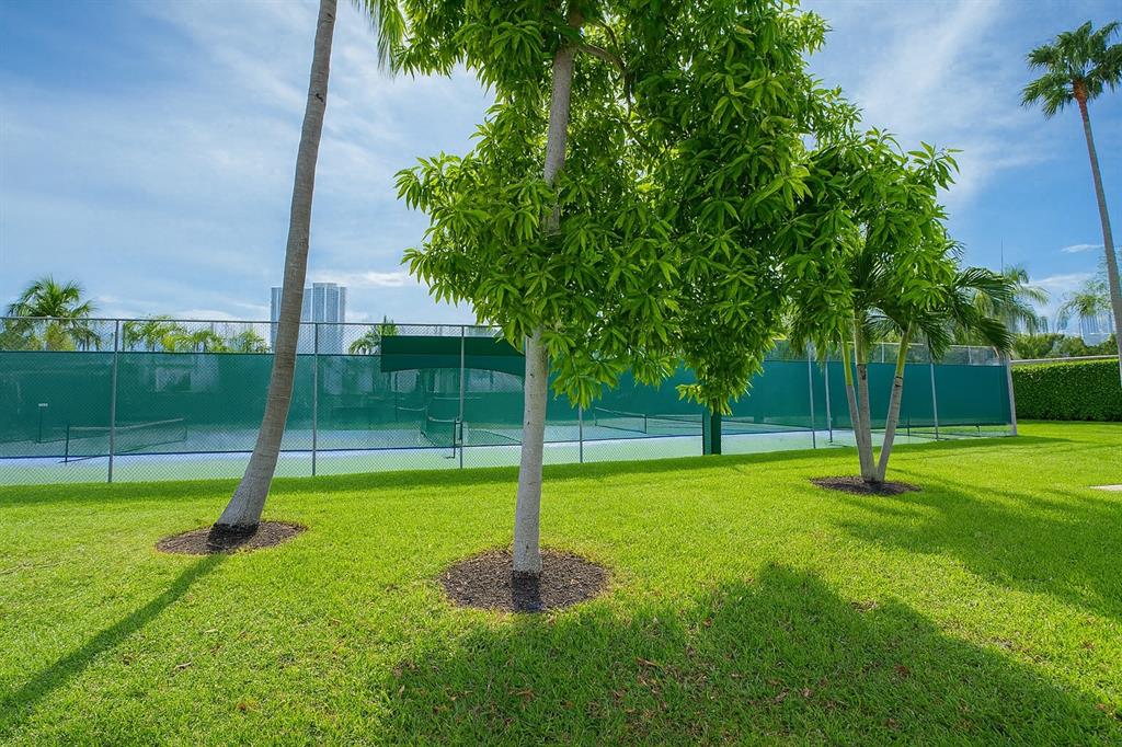 Hallandale Beach Condo: 916 Northeast 27th Avenue