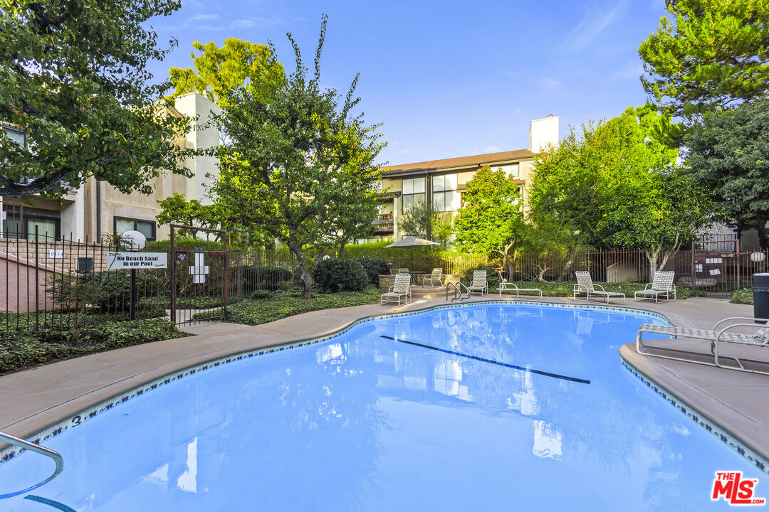 Playa del Rey Condo: 8110 Manitoba Street