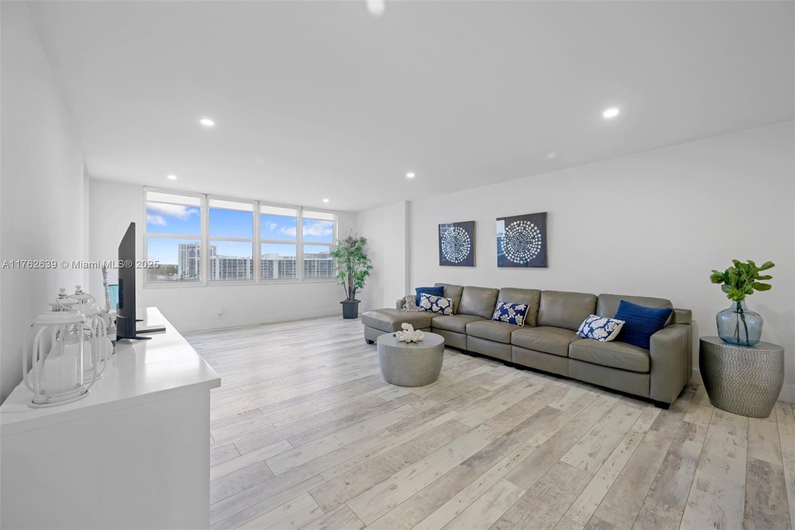 Hollywood Condo: 3725 South Ocean Drive