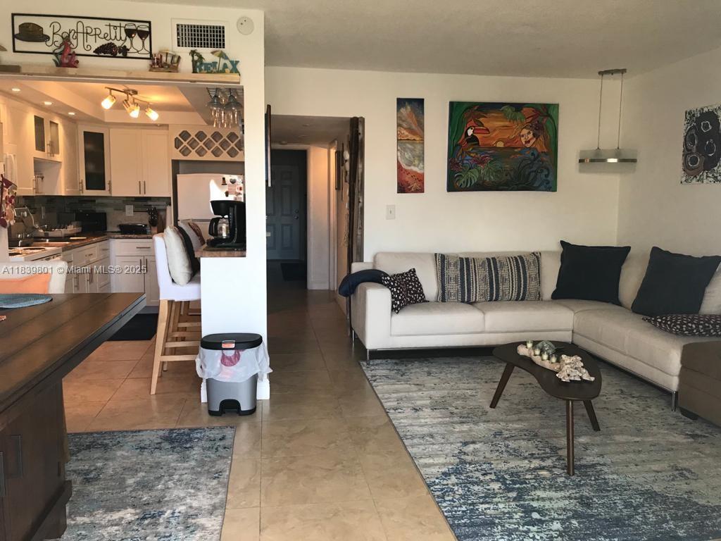 Hollywood Condo: 320 South Surf Road