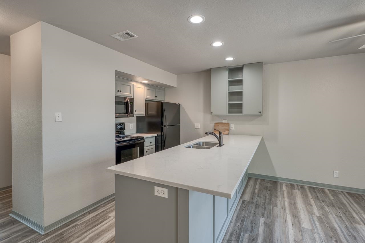 Horseshoe Bay Condo: 906 Hi Circle North