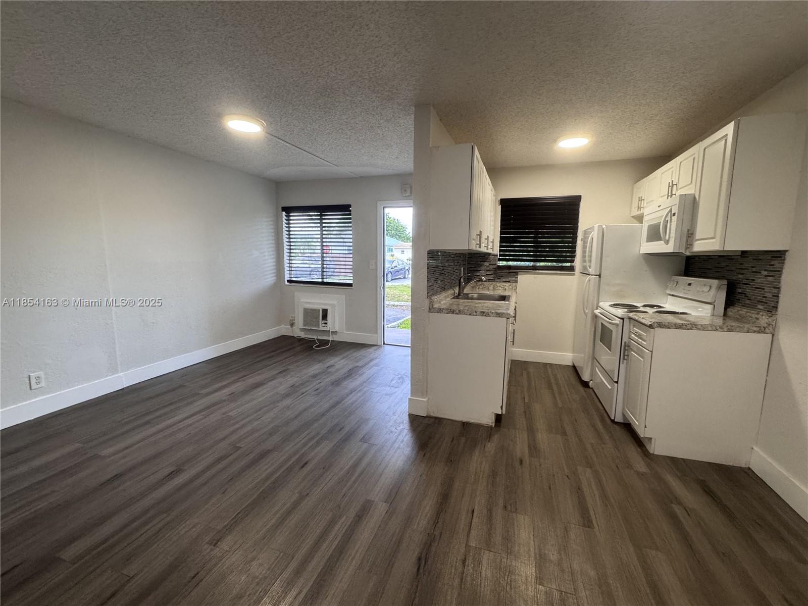 Hollywood Condo: 2150 Madison Street