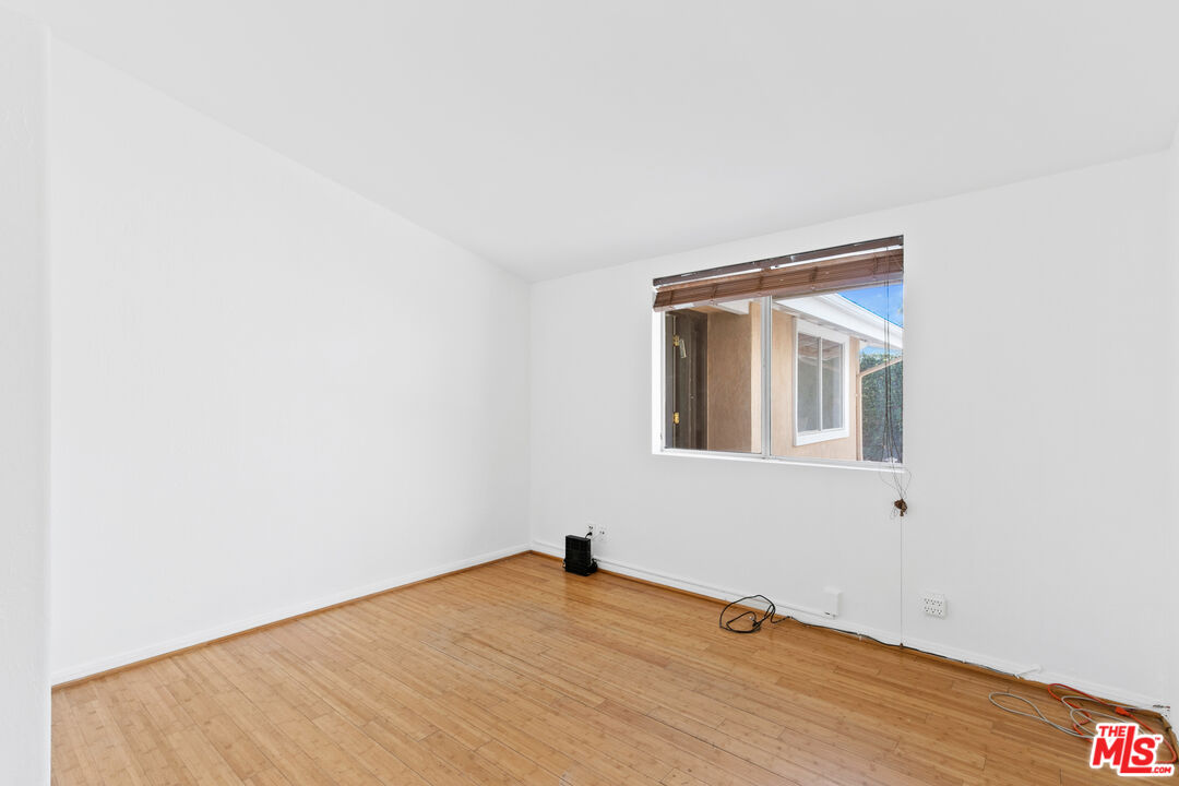 Winnetka Condo: 20500 Archwood Street