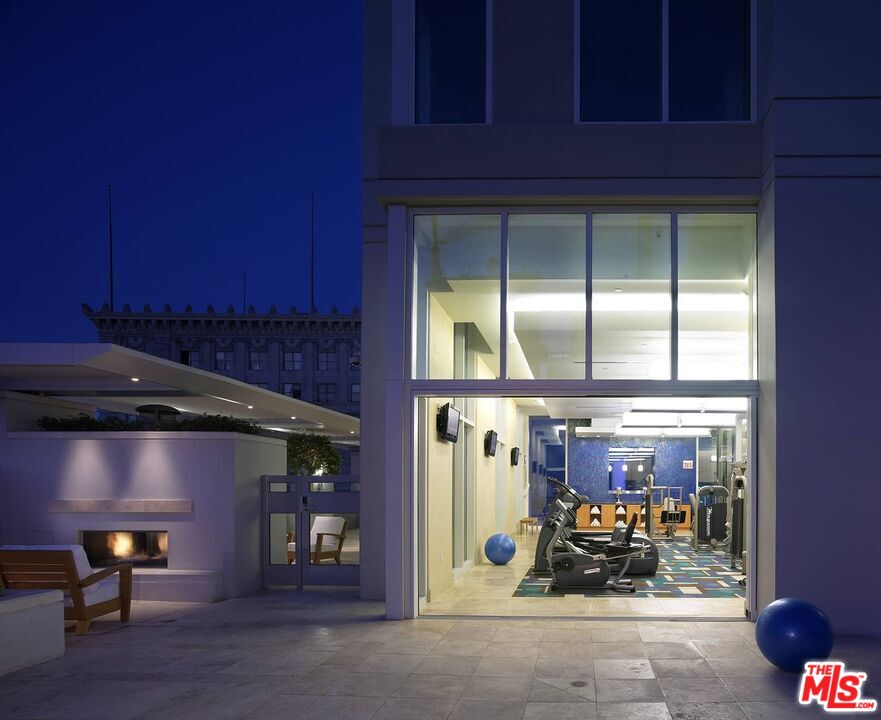 Los Angeles Condo: 717 West Olympic Boulevard