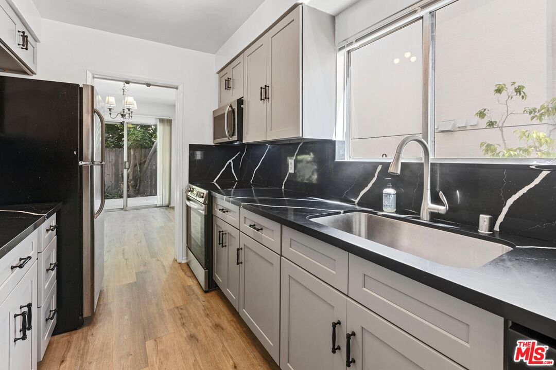 Los Angeles Condo: 1852 Kelton Avenue
