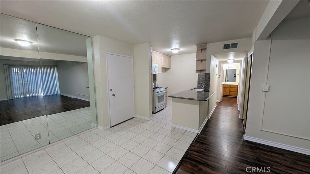 Tarzana Condo: 18620 Hatteras Street
