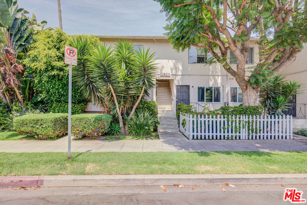 Los Angeles Condo: 11825 Iowa Avenue