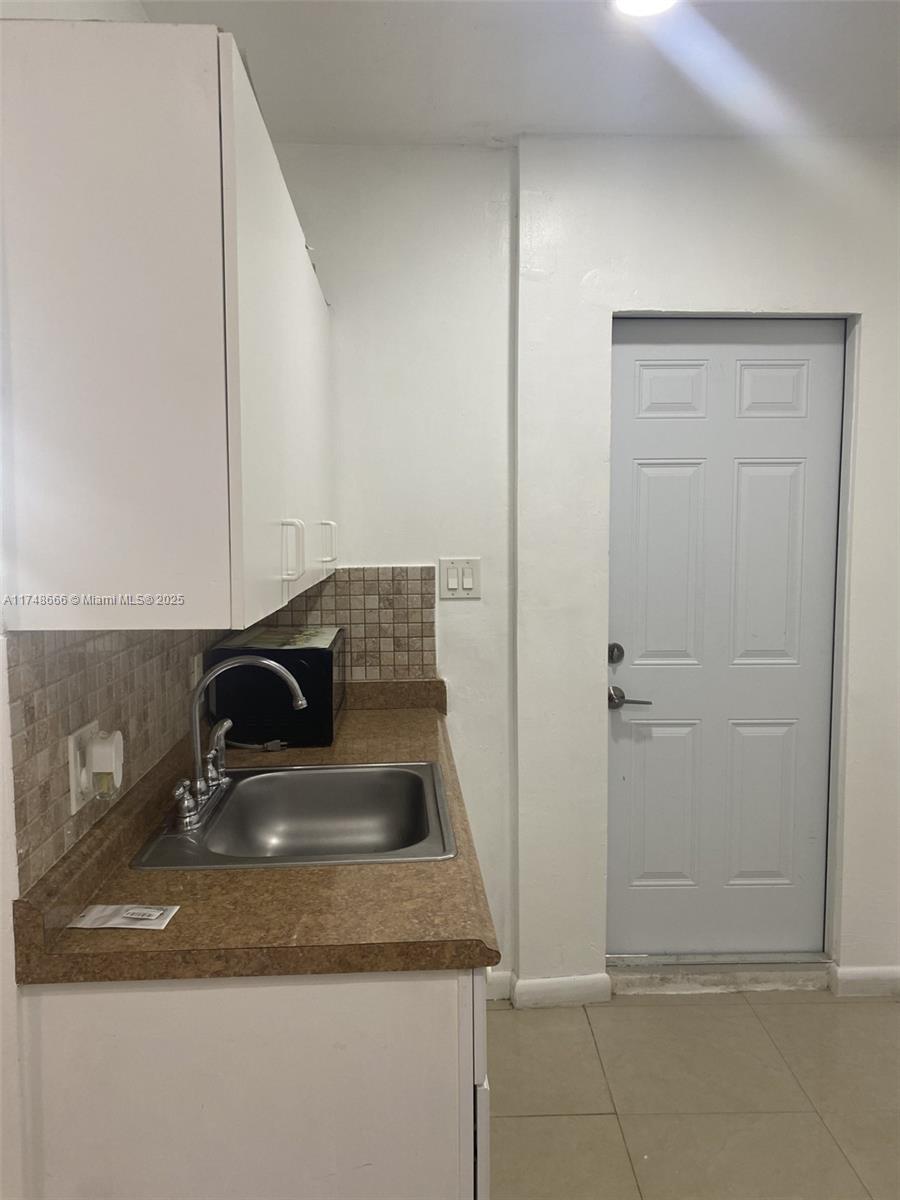 Hollywood Condo: 441 Corridor