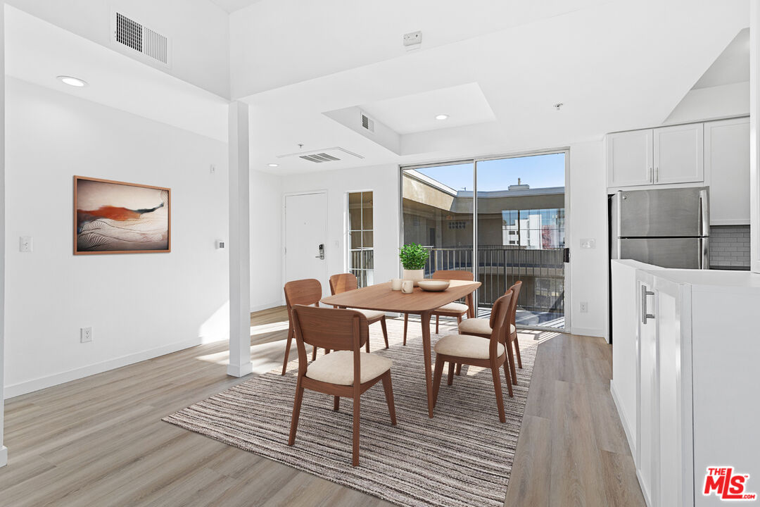 Los Angeles Condo: 2033 Beloit Avenue
