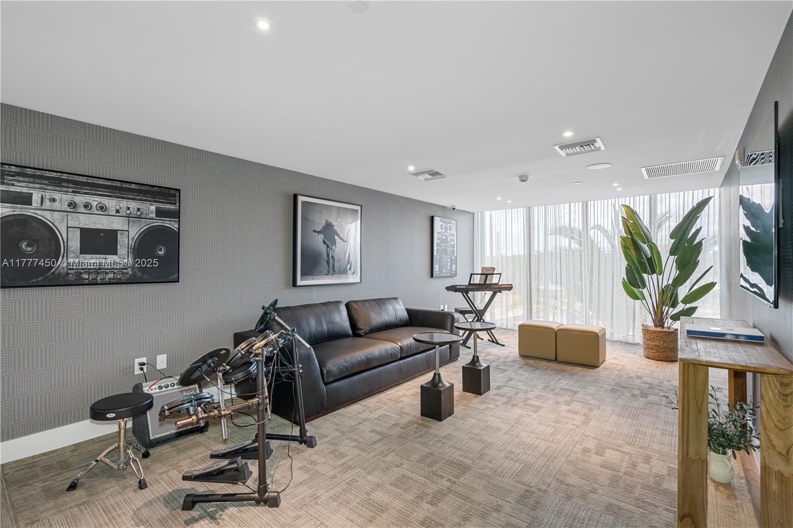 North Miami Beach Condo: 16395 Biscayne Boulevard