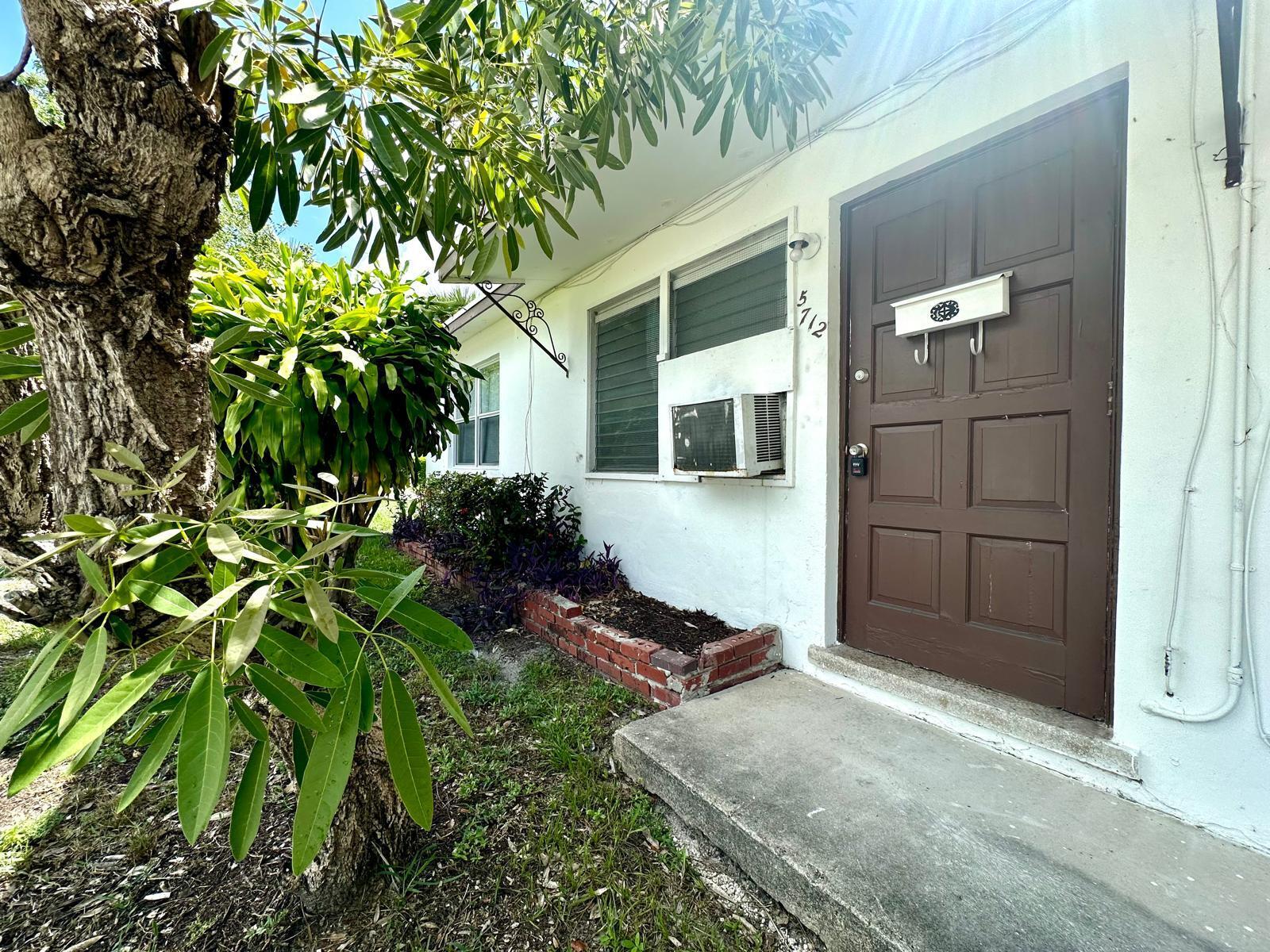 West Palm Beach Condo: 5712 Pinewood Avenue