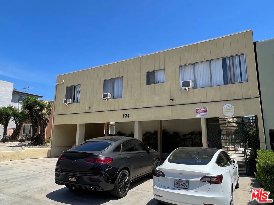 West Hollywood Condo: 924 North Curson Avenue