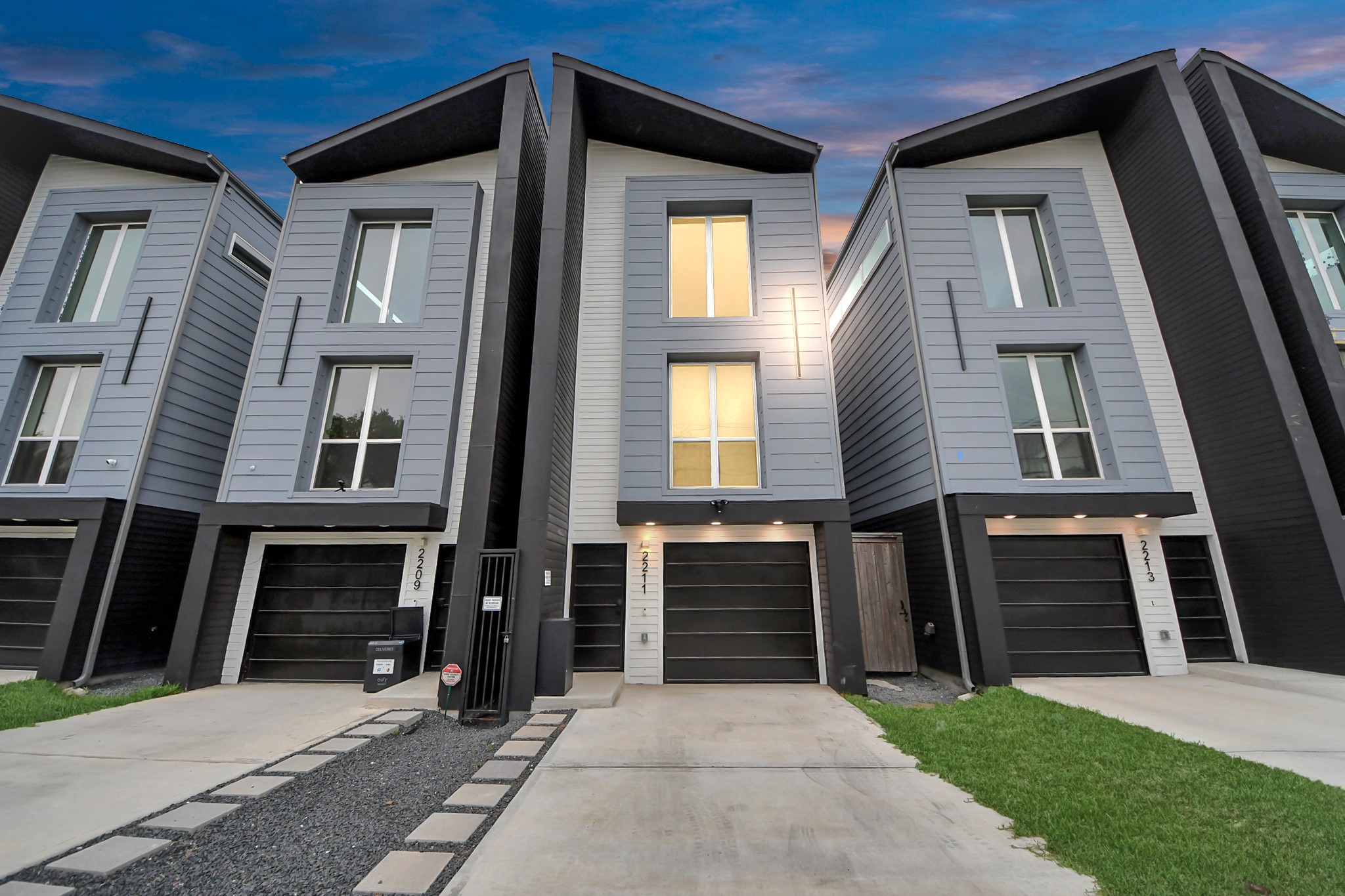 Houston Condo: 2211 Staples Street