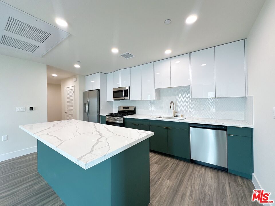 Los Angeles Condo: 1037 Dewey Avenue