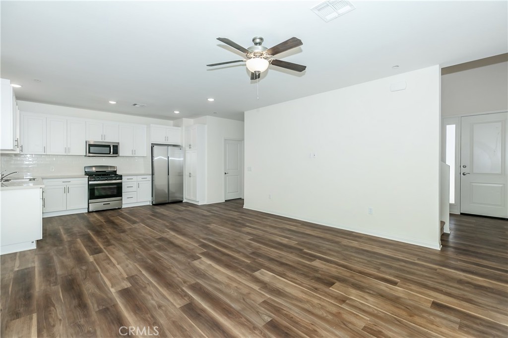 Hesperia Condo: 16852 Muscatel Street