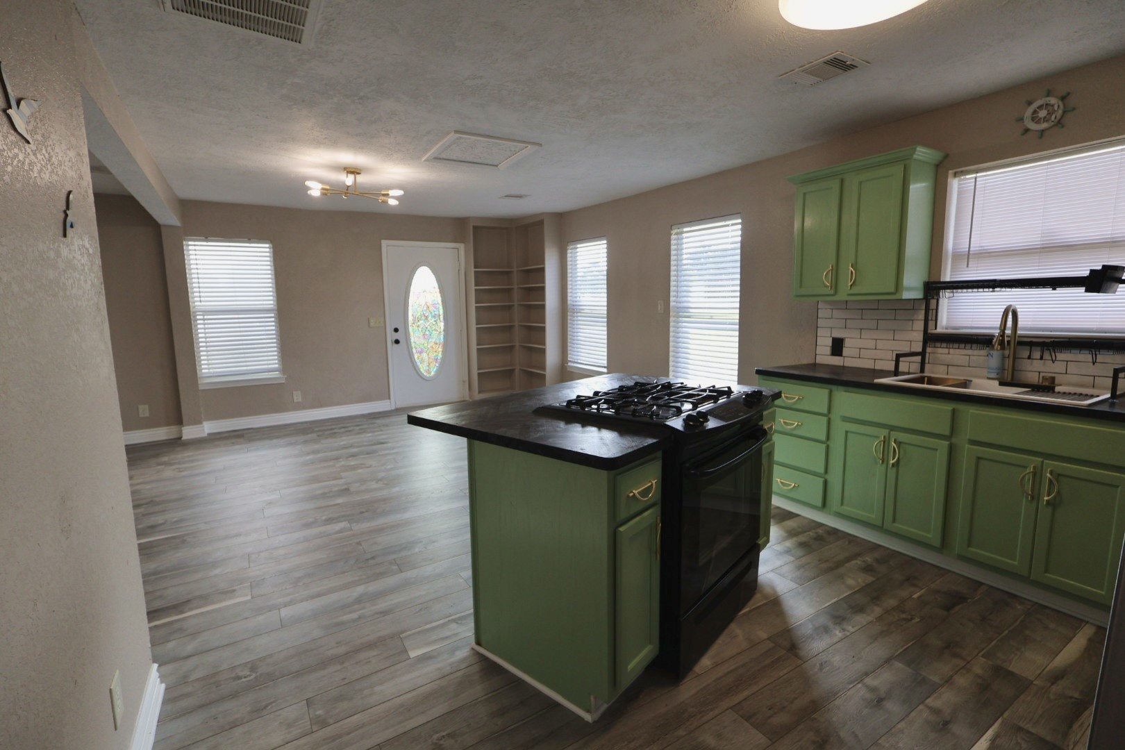 Dickinson Condo: 642 5th Street