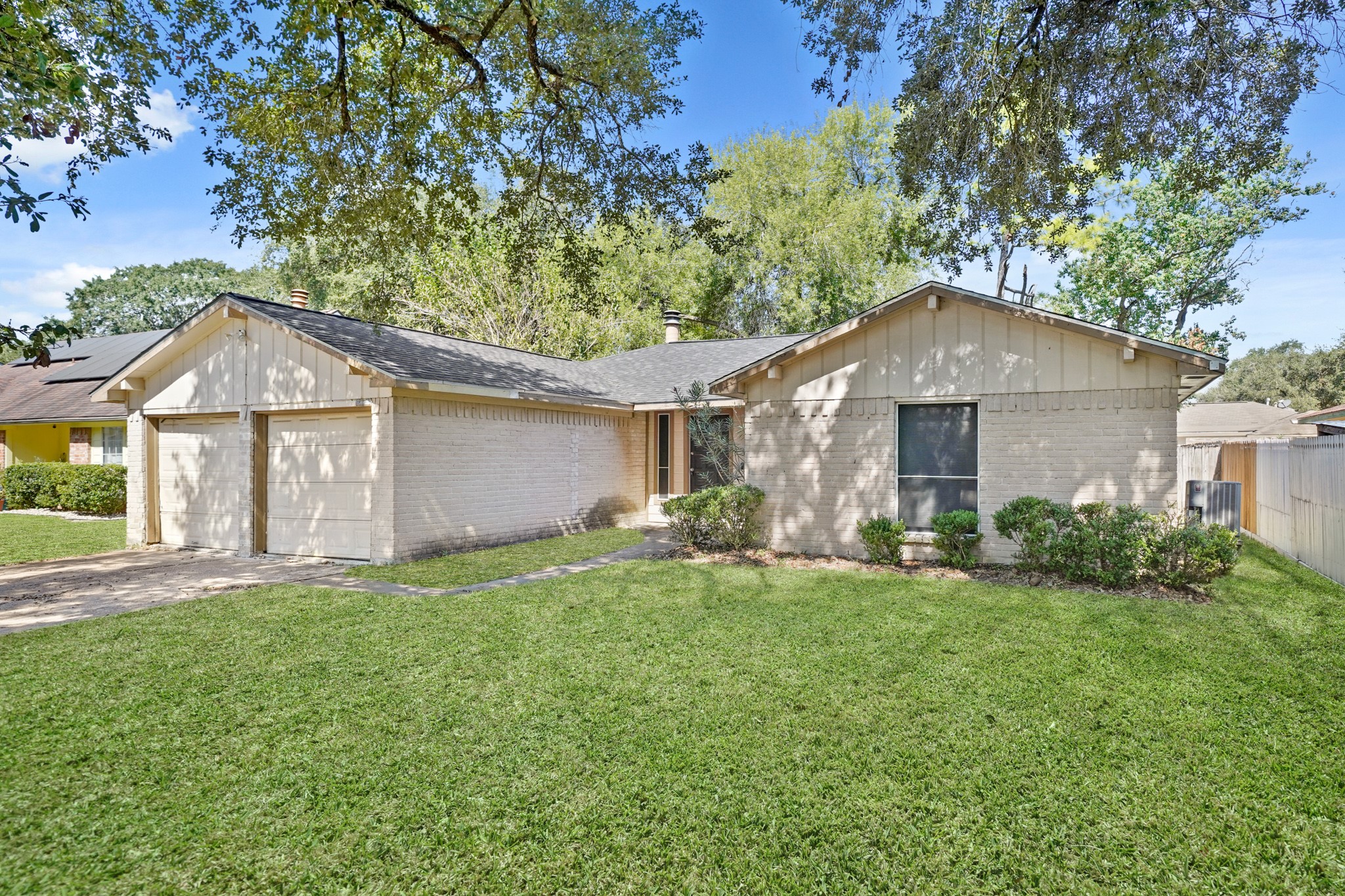 Houston Condo: 13923 Ludgate Pass