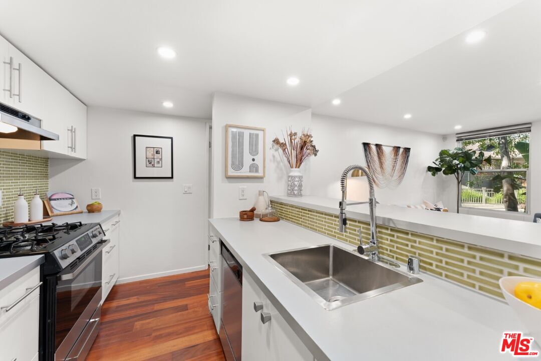 Los Angeles Condo: 960 Sanborn Avenue