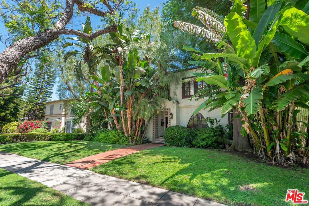 Beverly Hills Condo: 340 North Oakhurst Drive