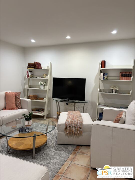 Palm Springs Condo: 2166 North Indian Canyon Drive