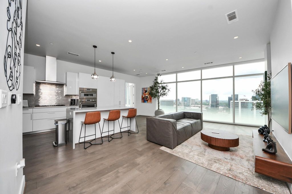 Houston Condo: 4521 San Felipe St #1904, Houston, TX 77027