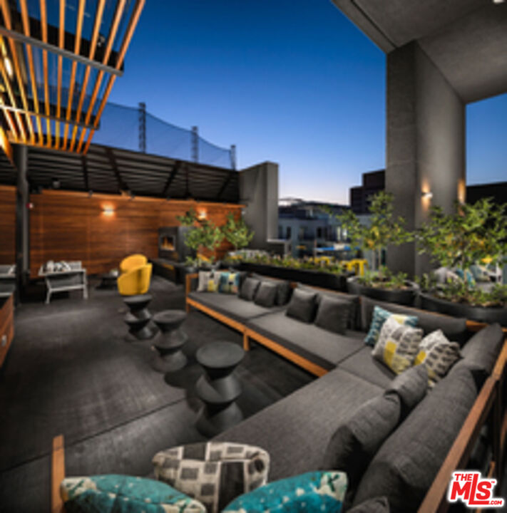 Los Angeles Condo: 687 South Hobart Boulevard