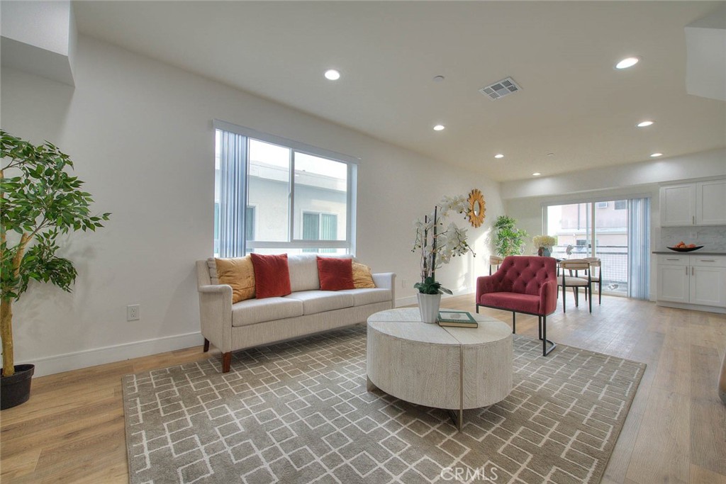 North Hollywood Condo: 11726 Hamlin Street