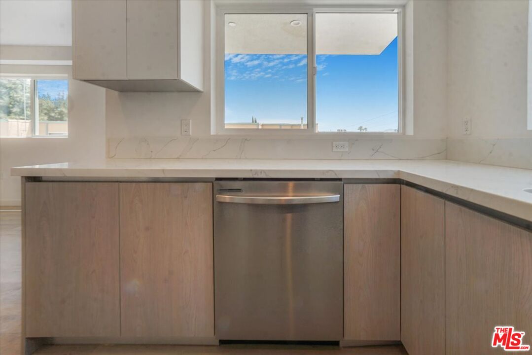 North Hollywood Condo: 10918 Camarillo Street