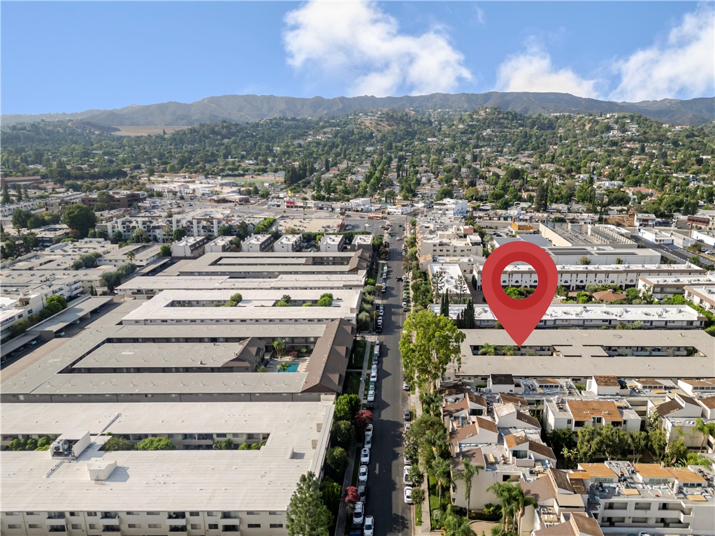 Encino Condo: 5400 Newcastle Avenue