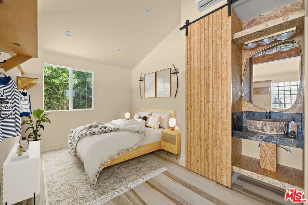 Venice Condo: 621 Rose Avenue