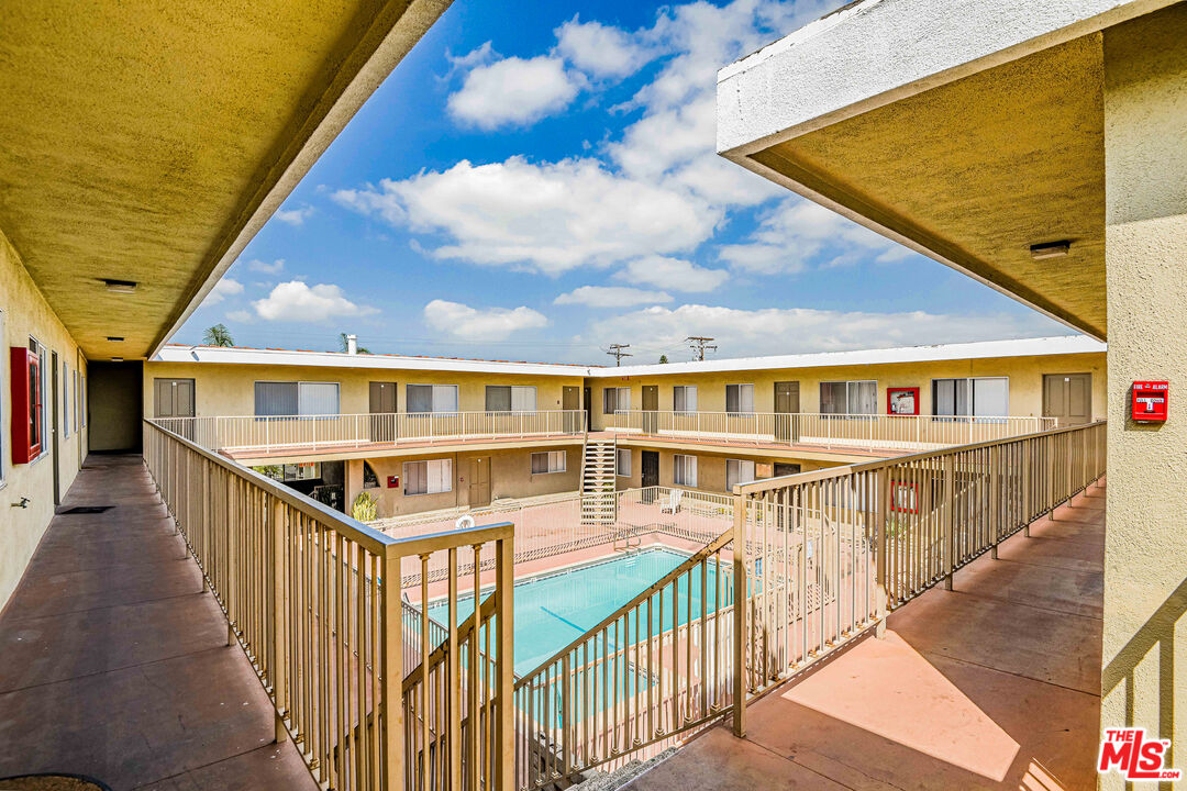 Hawthorne Condo: 14108 Doty Avenue