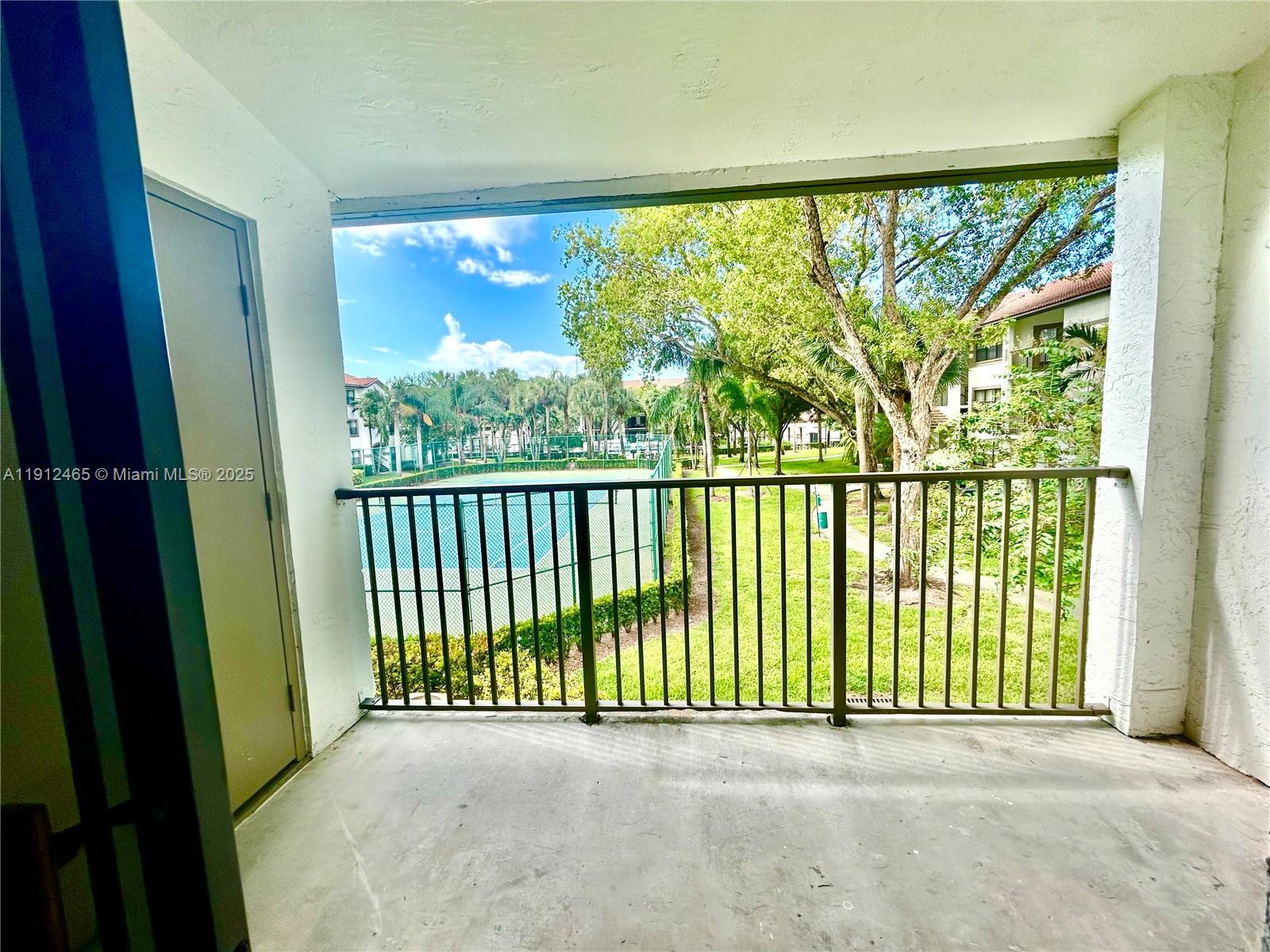 Hollywood Condo: 540 South Park Road