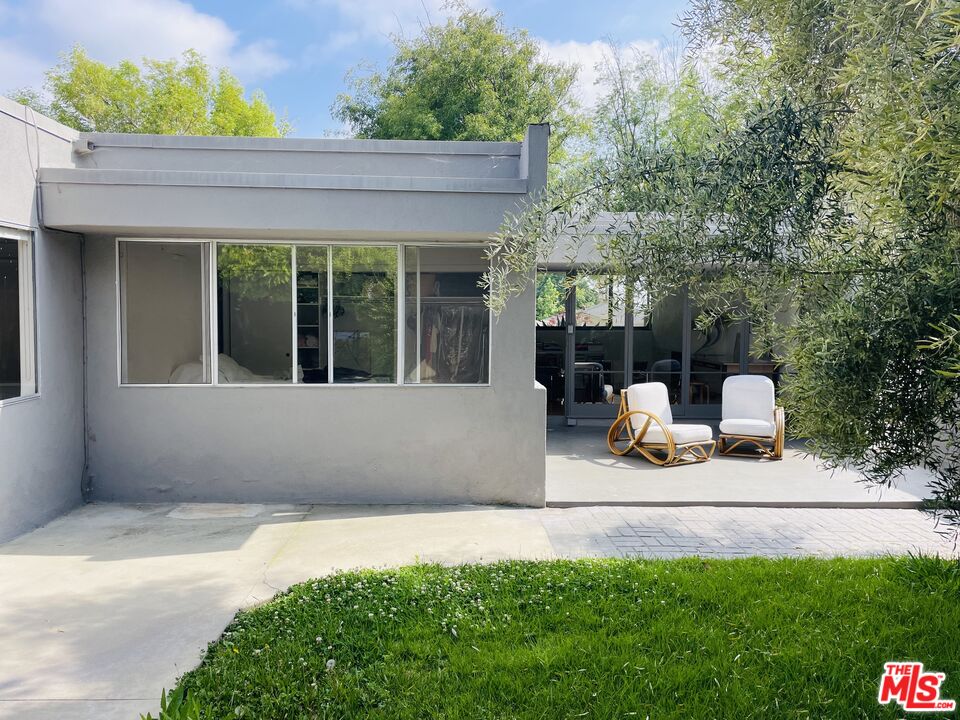 Inglewood Condo: 423 West Ellis Avenue