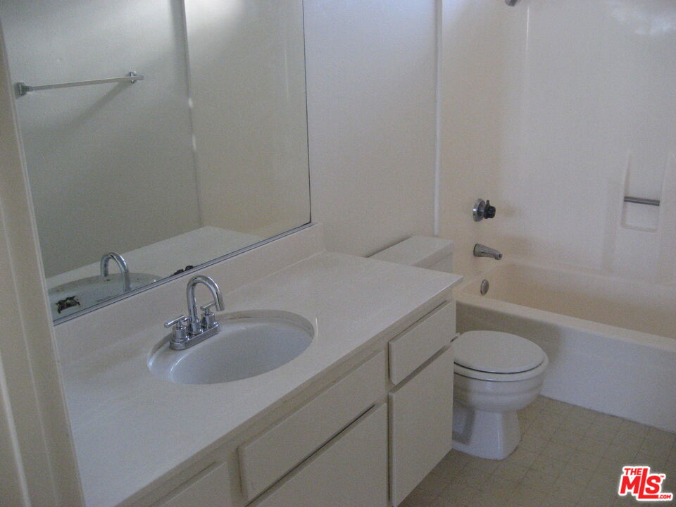 Chatsworth Condo: 10123 Hanna Avenue