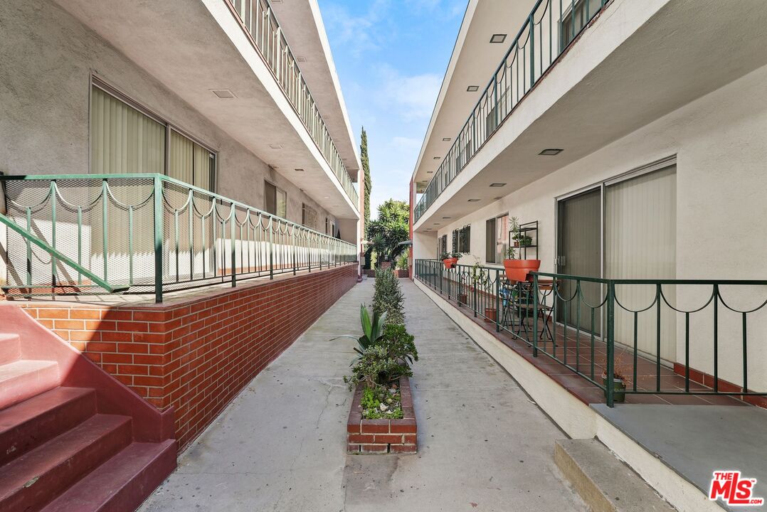 West Hollywood Condo: 1031 North Laurel Avenue