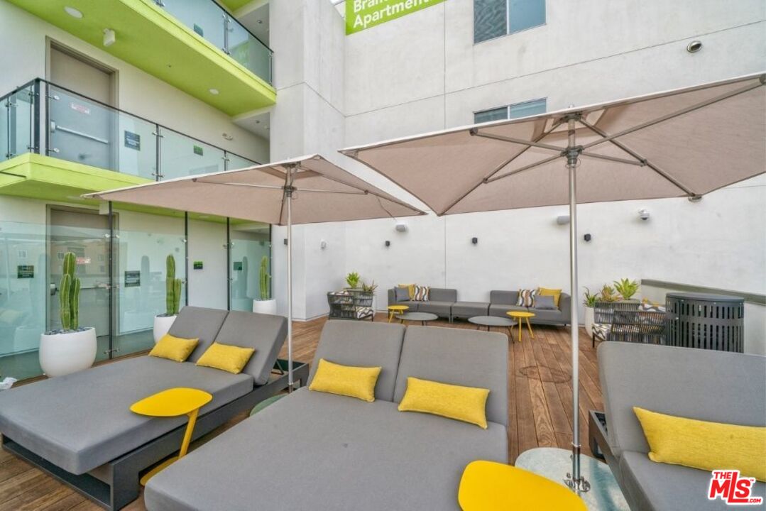 Los Angeles Condo: 11036 Moorpark Street